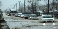 Antalya'da sağanak yağış hayatı felç etti