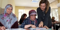 ASMEK’te okuma yazmayı öğreniyorlar
