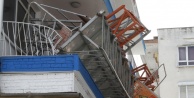 İnşaat iskelesi yan binanın balkonuna devrildi