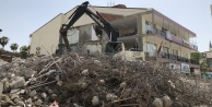 İş merkezi yıkımında lisenin duvarı çöktü