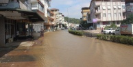Patlayan boru caddeyi sular altında, vatandaşı susuz bıraktı