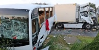 Rus turistleri taşıyan midibüse tır çarptı; 13 yaralı var