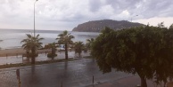 Alanya sabaha yılın ilk yağmuruyla uyandı