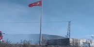 Türk Bayrağı için tüm mahalleli seferber oldu