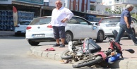 Motosiklet ile otomobile çarpıştı