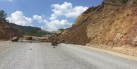 Yağmurla gelen heyelan komşuya giriş yolunu kapattı