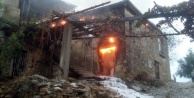 Ev ve samanlıkta çıkan yangın korkuttu