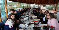 Öğrenci ve öğretim görevlileri kahvaltıdaydı