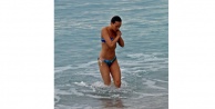 Rus kadın yağmurlu havaya aldırmadan denize girdi