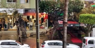 Alanya’da fırtına sonrası restoranın üzerine ağaç devrildi