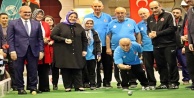 Bakan şampiyonada huzurevi sakinleriyle bocce oynadı