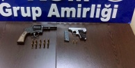 Çantasından 2 adet ruhsatsız silah çıktı