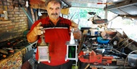 Güneş enerjisiyle kandil ve idare lambası yapıyor