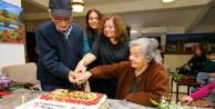 Huzurevi sakinlerine özel sürpriz parti