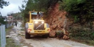 Alanya Belediyesi heyelandan kapanan yolu açtı