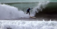 Alanya’daki dalga boyu sörfçülere yaradı