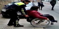 Kaldırımdaki araca takılan engelli bireyin yardımına polis yetişti