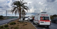 Alanya'da kontrolden çıkan araç bariyerlere çarptı: 2 kişi yaralandı