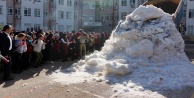 Kamyonlara yüklenen 5 ton kar öğrenciler için getirildi
