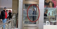 Alman turist AVM’nin asansöründe mahsur kaldı!