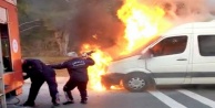 Seyir halindeki minibüs alev alev yandı!