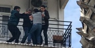 Çocuğunu göremeyince 3. katın balkonunda intihara kalkıştı