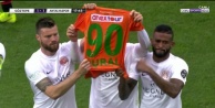 Antalyasporlu futbolcular golden sonra Josef Sural'ın formasını açtı