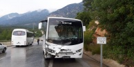 Halk midibüsü ile turistleri taşıyan tur otobüsü çarpıştı: 5 yaralı