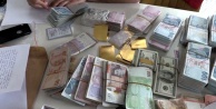 Polisin elini attığı yerden altın, para ve silah çıktı