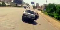 Trafikte cam yerine arka kapıyı açarak serinledi