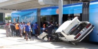 Tramvay ile çarpışan otomobil havada kaldı