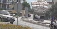 Alanya’da saman yüklü kamyonun tehlikeli yolculuğu