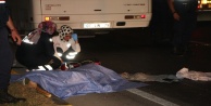 Kırmızı ışıkta geçen tur otobüsü motosiklet sürücüsünü ezdi: 1 ölü