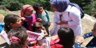 Köy çocuklarını sevindirmek için yüzlerce kilometre yol kat ettiler