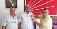 Bu rozet resmine rağmen CHP'ye geçtiğini inkar etti