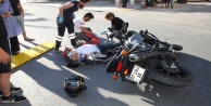 Motosiklet sürücüsü kask sayesinde hayata tutundu