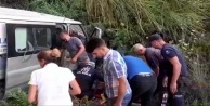 Ticari  araç ormanlık alana devrildi: 4 yaralı