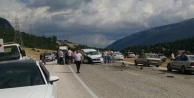 Antalya'da iki araç kafa kafaya çarpıştı: 6 yaralı