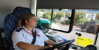 Evde bırakamadığı engelli kedisiyle halk otobüsü şoförlüğü yapıyor
