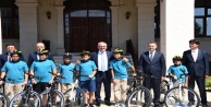Vali kendisinden bisiklet isteyen öğrencileri kırmadı