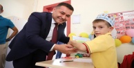 Başkan Yücel öğrencilere kitap dağıttı