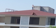 Jandarmadan kaçan şahıs çatıya çıktı