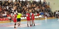 Türk bayrağına izin vermeyip, kadın sporculara tükürdüler!