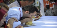 Narın tanesini dökmeden yemek için yarıştılar