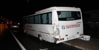 TIR, duraktaki midibüse çarptı: 1 yaralı