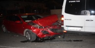 Tur minibüsüyle otomobil çarpıştı: 3 yaralı