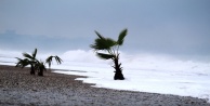 Antalya'da fırtına dev dalgalar oluşturdu