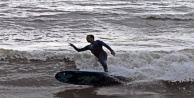 Dev dalgaları gören Alanya'da sörf keyfi yaptı