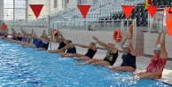 Kadınlar su jimnastiğiyle form tutuyor
