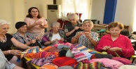 Yaşlılar örüyor köy okulundaki minikler ısınıyor